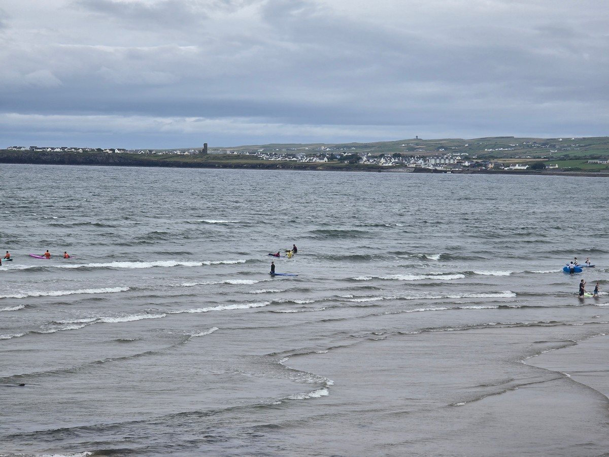 1 - 2ft waves, Moderate SSW 13kts onshore wind. Air 19C, sea 15.8C, high tide 16:39 and 05:09, low tide 22:42